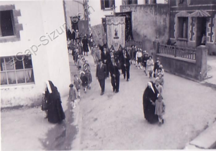 Procession à Cléden ( Année 50)