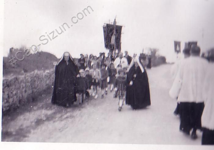 Procession à Cléden ( Année 50)