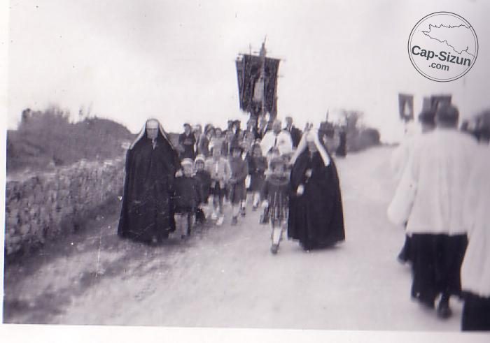 Procession à Cléden (Années 50)