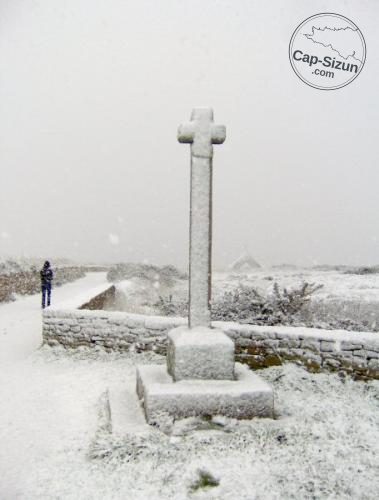 Le calvaire de Trouguer sous la neige