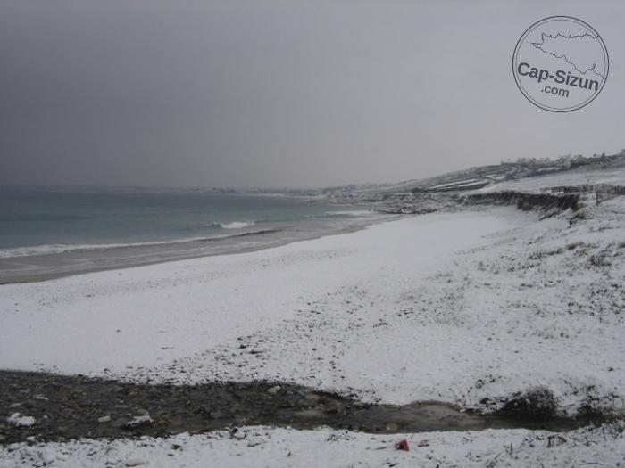 La plage de Gwendrez enneigée