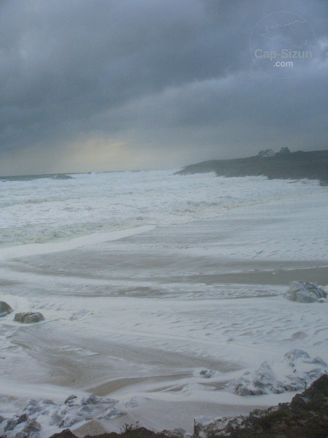 Tempête sur la plage de saint Tugen