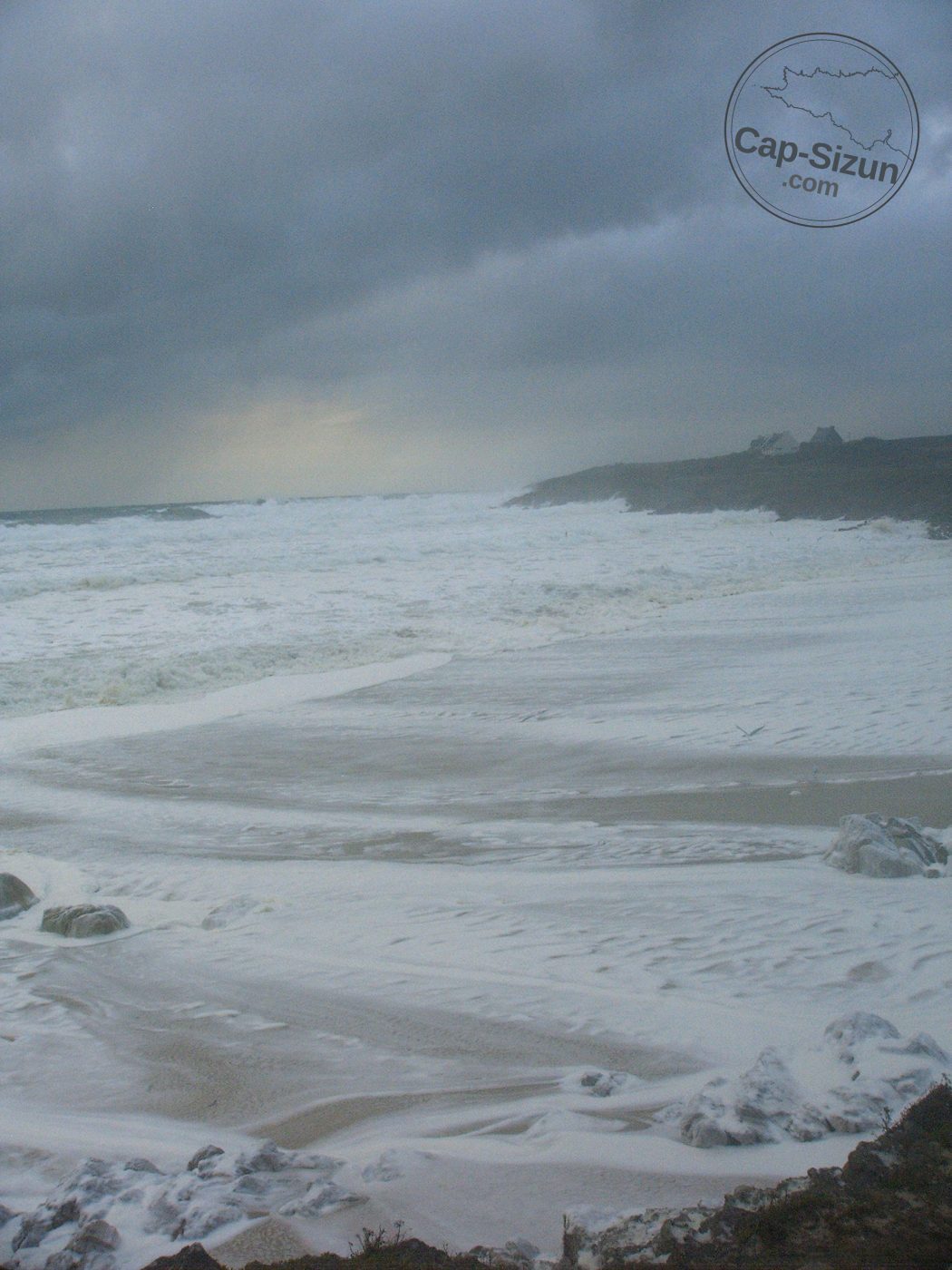 Tempête sur la plage de saint Tugen