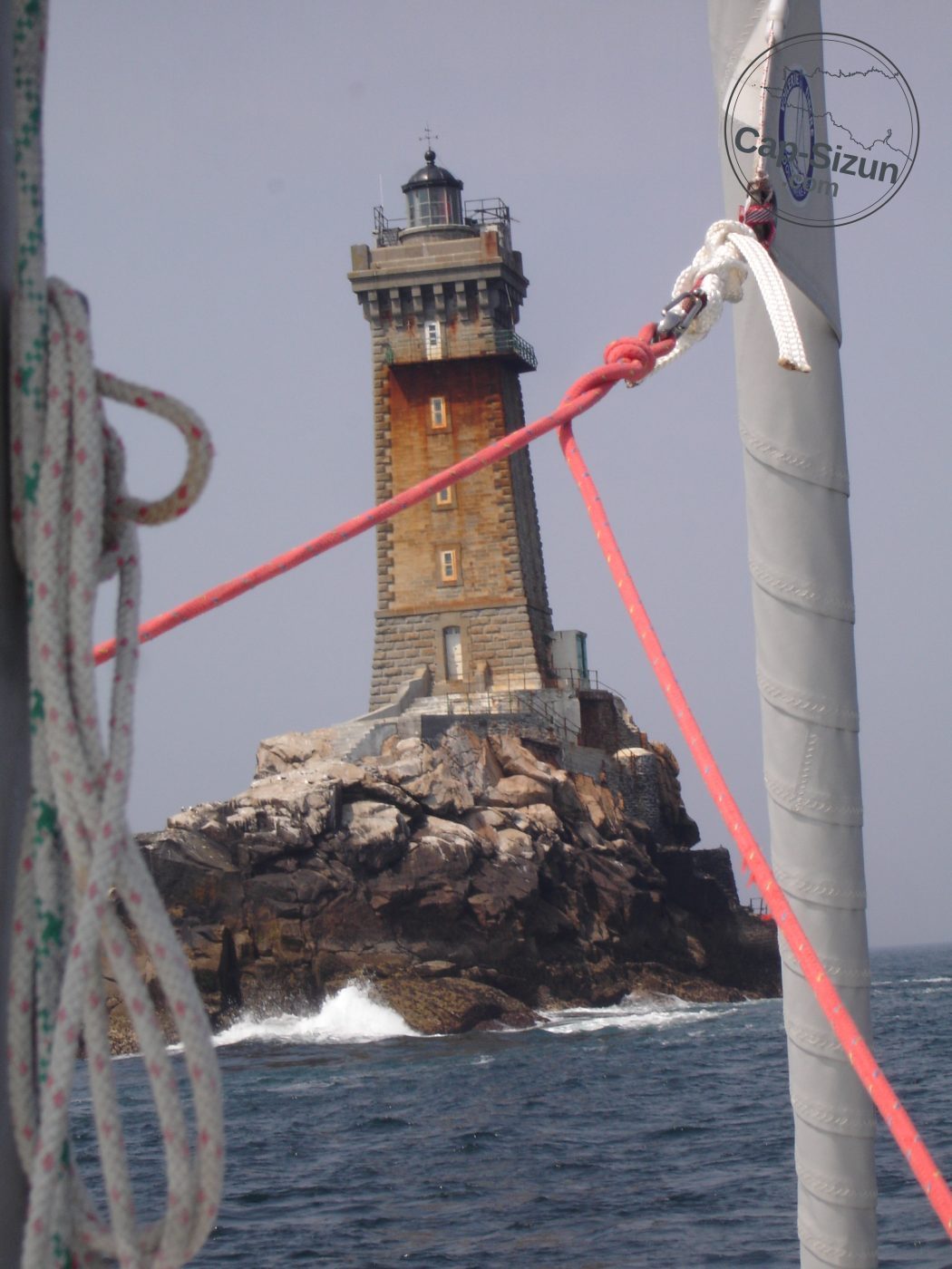 Passage dans le Raz de Sein à la voile