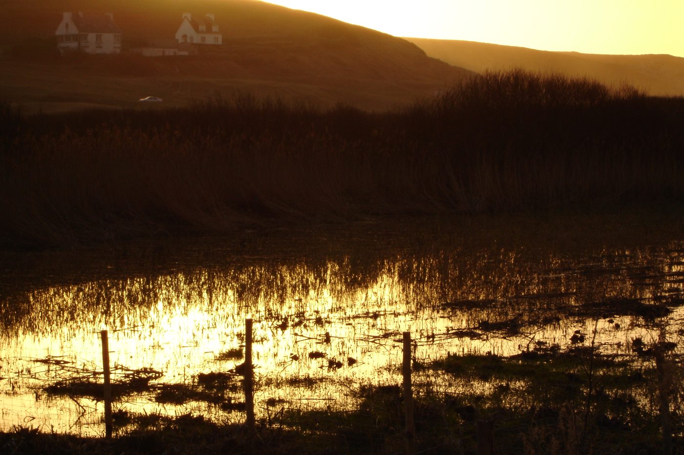 Coucher de soleil  sur l'étang de Laoual  / baie des trépassés