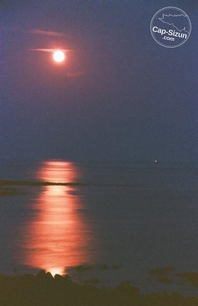 La lune sur l'île aux vaches