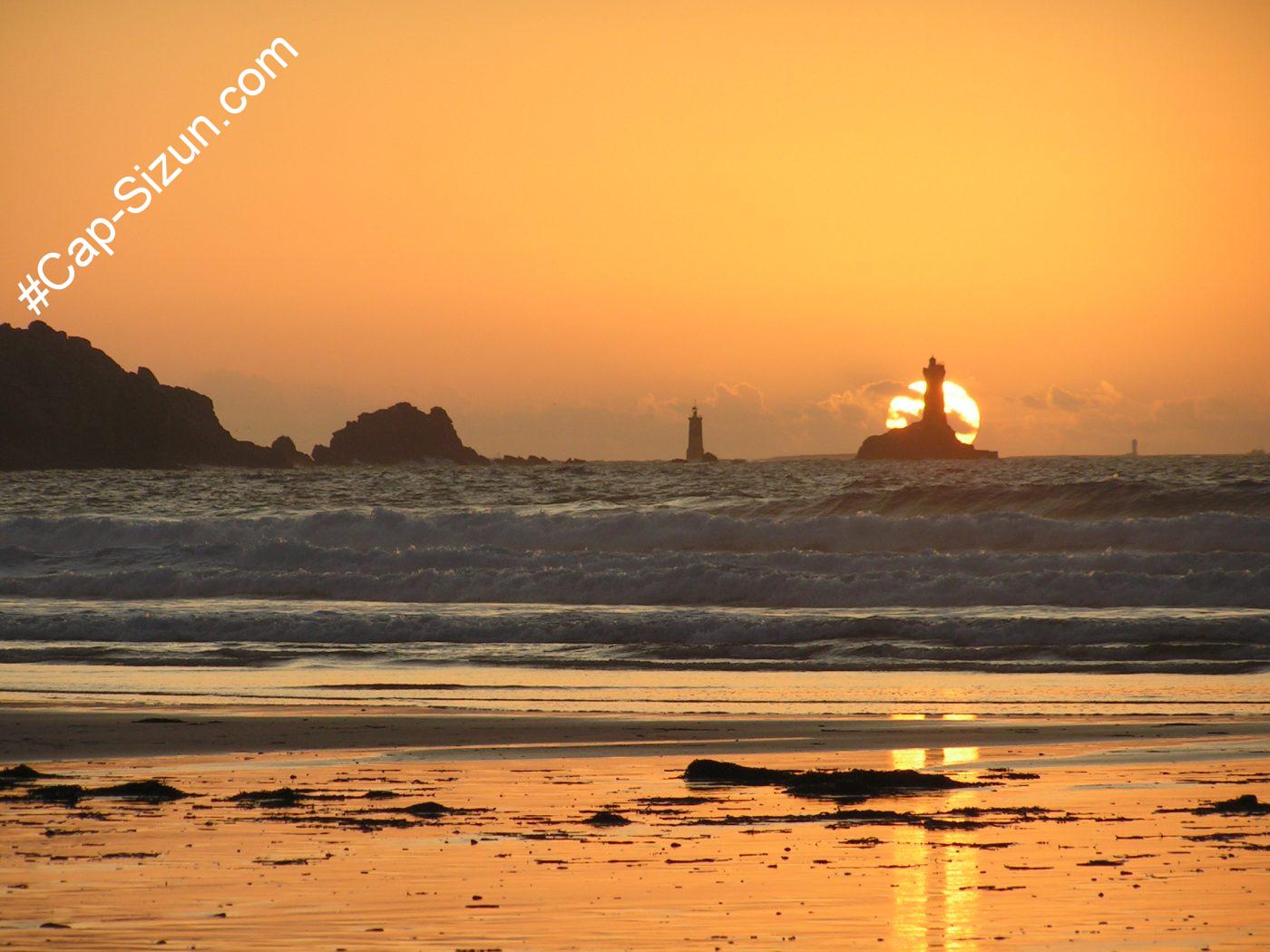 Coucher de soleil sur le phare de la Vieille
