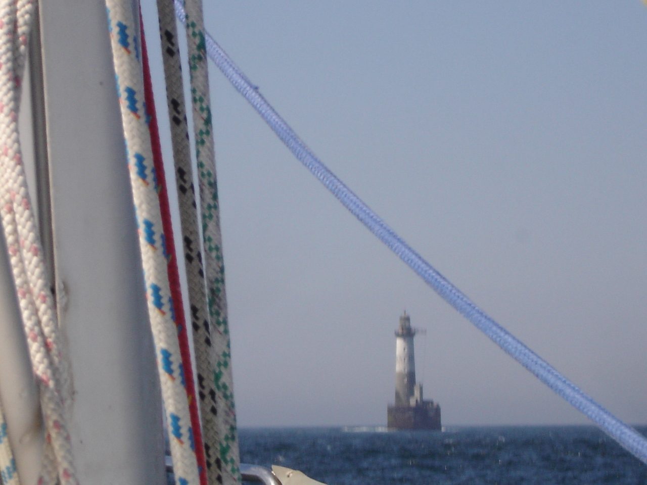 A la voile dans les parages du phare de l'Armen