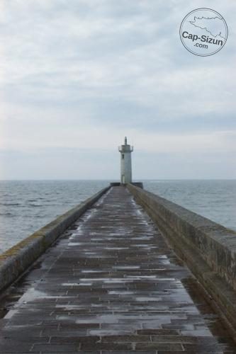 La digue du Raoulic et son phare