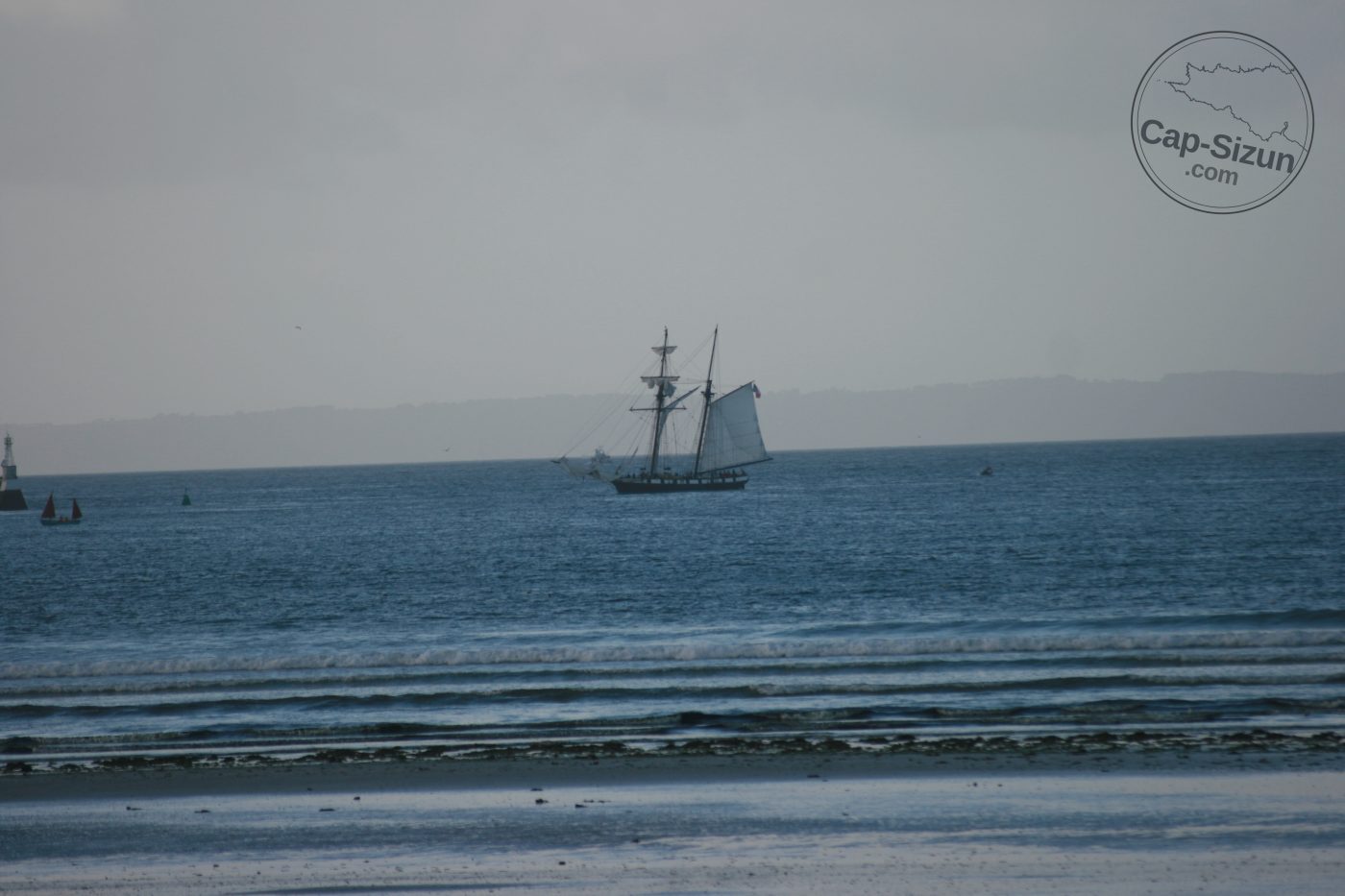 Voilier entrant au port de Douarnenez
