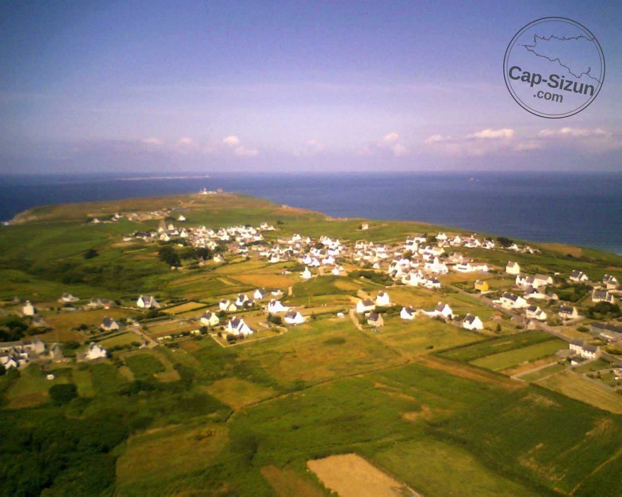 La pointe du raz et l' ile de Sein