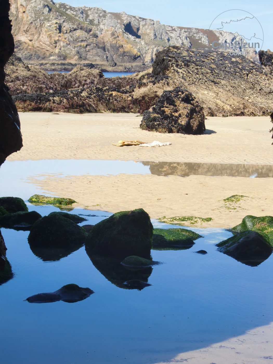 Reflets dans l'eau :Plage de Castelmeur
